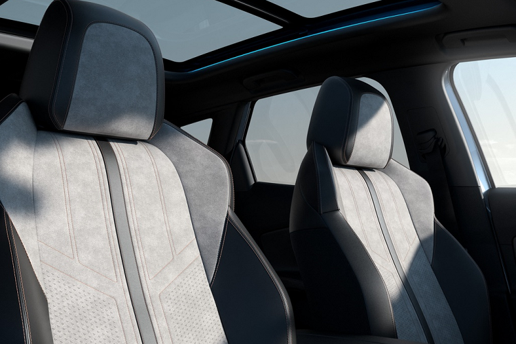 Bảng đồng hồ của Peugeot 3008 mới vẫn là dạng kỹ thuật số toàn bộ, kích cỡ 12,3 inch. Mọi phiên bản dùng động cơ đốt trong truyền thống của xe đều được trang bị tiêu chuẩn 3 chế độ lái: Normal (bình thường), Sport (thể thao) và Eco (tiết kiệm).