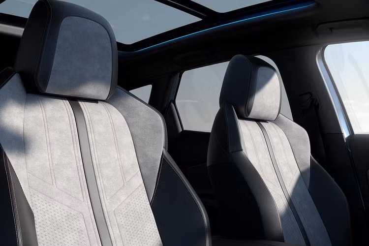 Bảng đồng hồ của Peugeot 3008 mới vẫn là dạng kỹ thuật số toàn bộ, kích cỡ 12,3 inch. Mọi phiên bản dùng động cơ đốt trong truyền thống của xe đều được trang bị tiêu chuẩn 3 chế độ lái: Normal (bình thường), Sport (thể thao) và Eco (tiết kiệm).