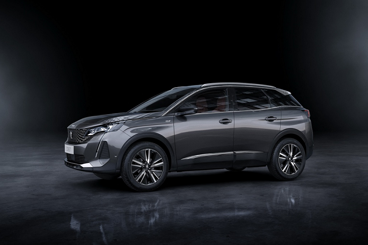 Thân xe không có nhiều thay đổi. Peugeot 3008 2020 vẫn duy trì ngoại thất 2 tone màu, với nóc xe và các trụ sơn đen. Điểm mới dễ nhận thấy nhất là bộ vành hợp kim 5 chấu kép.