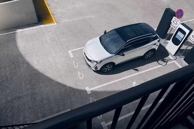 Peugeot 3008 mới có 2 phiên bản sử dụng hệ dẫn động Hybrid. Trong đó, phiên bản cao cấp nhất kết hợp động cơ xăng 197 mã lực và 2 motor điện, đi kèm hộp số 8 AT, cho tổng công suất 300 mã lực, mô-men xoắn 520 Nm. Biến thể còn lại có động cơ xăng 177 mã lực và một motor điện, cho tổng công suất 225 mã lực và mô-men xoắn 360 Nm.