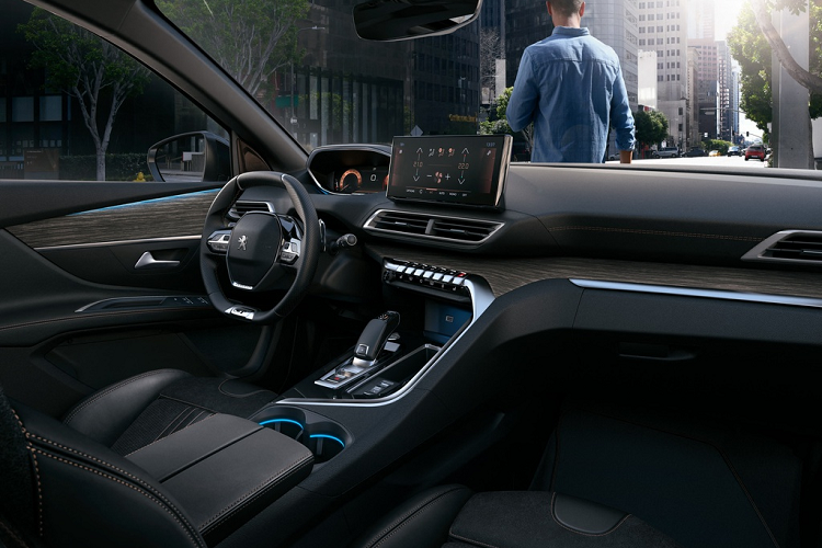 Peugeot 3008 2020 được trang bị nhiều công nghệ hiện đại như hỗ trợ quan sát ban đêm Night Vision, kiểm soát hành trình thích ứng, hỗ trợ lực phanh khẩn cấp, hỗ trợ giữ làn và nhận diện biển báo.