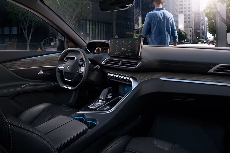 Peugeot 3008 2020 được trang bị nhiều công nghệ hiện đại như hỗ trợ quan sát ban đêm Night Vision, kiểm soát hành trình thích ứng, hỗ trợ lực phanh khẩn cấp, hỗ trợ giữ làn và nhận diện biển báo.