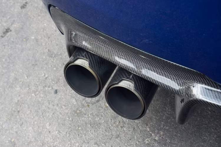 Đối thủ của BMW M5 là mẫu sedan hiệu năng cao Mercedes-AMG E63 hiện cũng chỉ có duy nhất 1 chiếc tại Việt Nam, xe thuộc sở hữu của một người chơi xe tại Hà Nội và vừa được chủ nhân nâng cấp với hàng loạt những món đồ chơi đắt giá như bộ mâm HRE, ống xả Frequency Intelligent Exhaust và một số chi tiết nhằm cải thiện công suất cho khối động cơ.