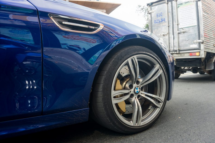 Xe sử dụng bộ mâm 5 chấu kép M Performance màu bạc, phía bên trong là hệ thống phanh đĩa hiệu năng cao với cùm phanh M sơn màu vàng đồng cùng đĩa phanh lớn.