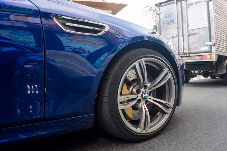 Xe sử dụng bộ mâm 5 chấu kép M Performance màu bạc, phía bên trong là hệ thống phanh đĩa hiệu năng cao với cùm phanh M sơn màu vàng đồng cùng đĩa phanh lớn.