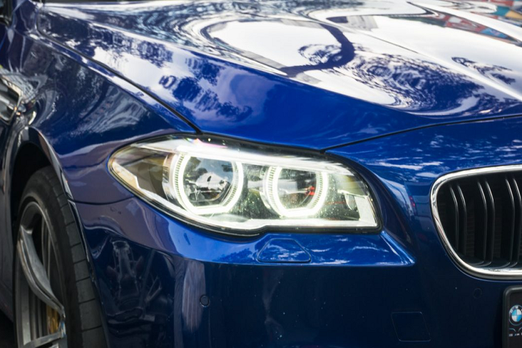 Xuất hiện trong bài viết là chiếc BMW M5 F10 độc nhất vô nhị tại Việt Nam, xe được mang về nước vào năm 2013 và rất ít khi được chủ nhân cho ra phố. Ở thời điểm mới về nước, xe sở hữu màu sơn đen bóng mạnh mẽ nhưng vừa được chủ nhân chuyển sang màu xanh nổi bật hơn. Xe sở hữu thiết kế thể thao đặc trưng của các mẫu xe M trứ danh với đường nét thiết kế dứt khoát, góc cạnh.