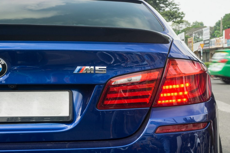 Không kém cạnh đối thủ của mình, chiếc M5 F10 cũng được chủ nhân trang bị một số chi tiết làm từ sợi carbon ở ngoại thất đến từ 3D Design bao gồm ốp gương chiếu hậu, bộ khuếch tán gió sau, cánh gió sau gắn cố định trên nắp cốp.