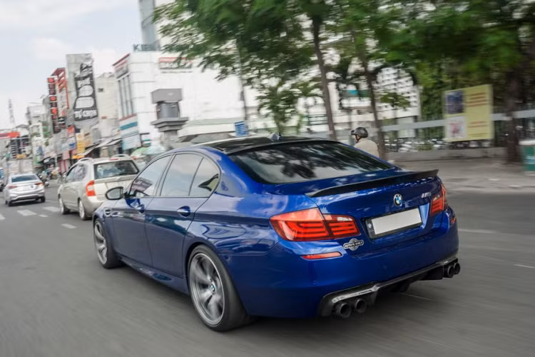 BMW M5 F10 hàng hiếm sử dụng động cơ V8 tăng áp kép có dung tích 4.4 lít được chia sẻ từ hai mẫu xe SUV hiệu năng cao khác là X5 M và X6 M, đồng thời cũng là chiếc GranCoupe M6. Khối động cơ này sản sinh công suất tối đa lên tới 560 mã lực và mô men xoắn cực đại đạt mức 680 Nm.