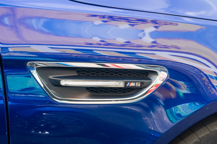BMW M5 F10 được trang bị cụm đèn pha BMW Adaptive LED tự điều chỉnh góc chiếu sáng theo góc lái, tăng khả năng quan sát và có thiết kế đẹp mắt, cụm lưới tản nhiệt hình “quả thận” sơn đen và viền chrome. Logo M5 nhỏ đặt ở lưới tản nhiệt phía bên trái, bên hông xe được trang bị hai khe thoát khí khác biệt với chiếc 5 Series tiêu chuẩn.
