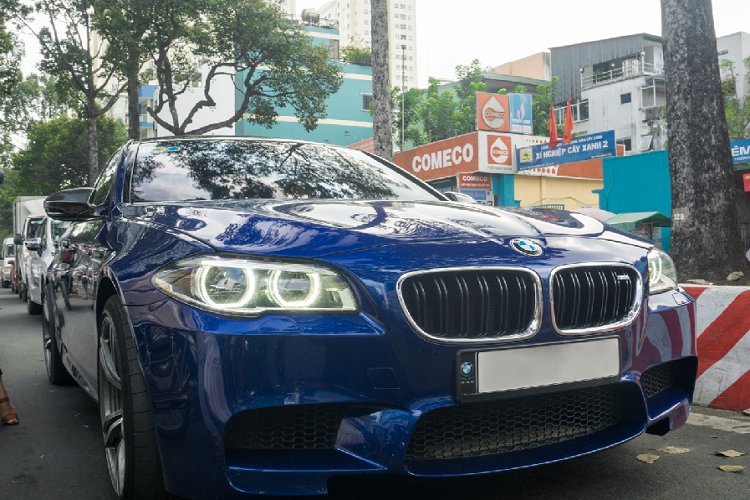 Tại thị trường Việt, toàn bộ những chiếc xe sang BMW M5 đều được đưa về dưới dạng nhập khẩu tư nhân thuộc hai biến thể là M5 E60 và M5 F10, trong đó chỉ có không quá 3 chiếc M5 E60 và duy nhất 1 chiếc M5 F10 được đưa về nước.