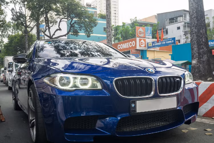 Tại thị trường Việt, toàn bộ những chiếc xe sang BMW M5 đều được đưa về dưới dạng nhập khẩu tư nhân thuộc hai biến thể là M5 E60 và M5 F10, trong đó chỉ có không quá 3 chiếc M5 E60 và duy nhất 1 chiếc M5 F10 được đưa về nước.