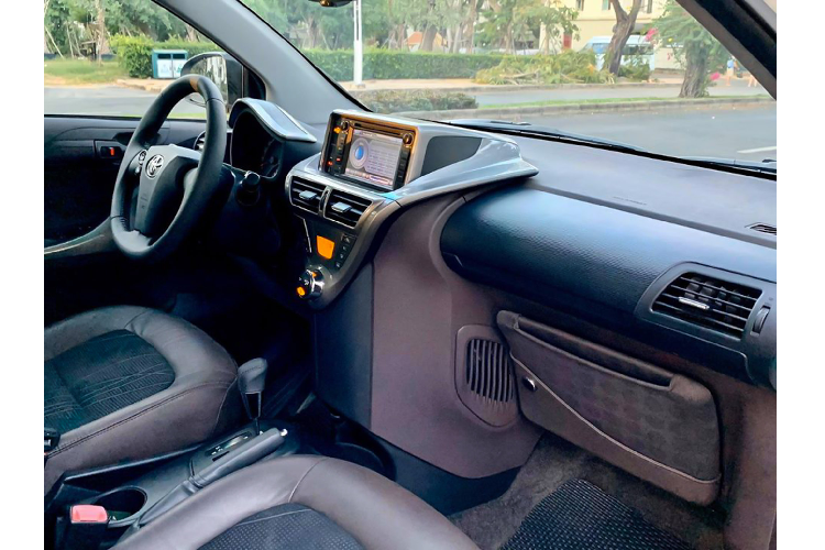 Toyota iQ có vi sai cầu trước được thiết kế nhỏ gọn để tiết kiệm không gian cho khoang động cơ. Bánh được đặt ở sát các góc của xe với phần nhô ra rất ngắn nhằm tăng không gian cho cabin. Bình xăng còn được thiết kế để đặt phẳng dưới sàn xe hay điều hòa không khí trên iQ còn được thiết kế nhỏ hơn,… Đây là những nỗ lực về mặt kỹ thuật để tìm ra vị trí tốt nhất để bố trí cho các bộ phận chức năng cho phép xe tiết kiệm không gian đáng kể.