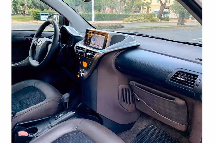 Toyota iQ có vi sai cầu trước được thiết kế nhỏ gọn để tiết kiệm không gian cho khoang động cơ. Bánh được đặt ở sát các góc của xe với phần nhô ra rất ngắn nhằm tăng không gian cho cabin. Bình xăng còn được thiết kế để đặt phẳng dưới sàn xe hay điều hòa không khí trên iQ còn được thiết kế nhỏ hơn,… Đây là những nỗ lực về mặt kỹ thuật để tìm ra vị trí tốt nhất để bố trí cho các bộ phận chức năng cho phép xe tiết kiệm không gian đáng kể.