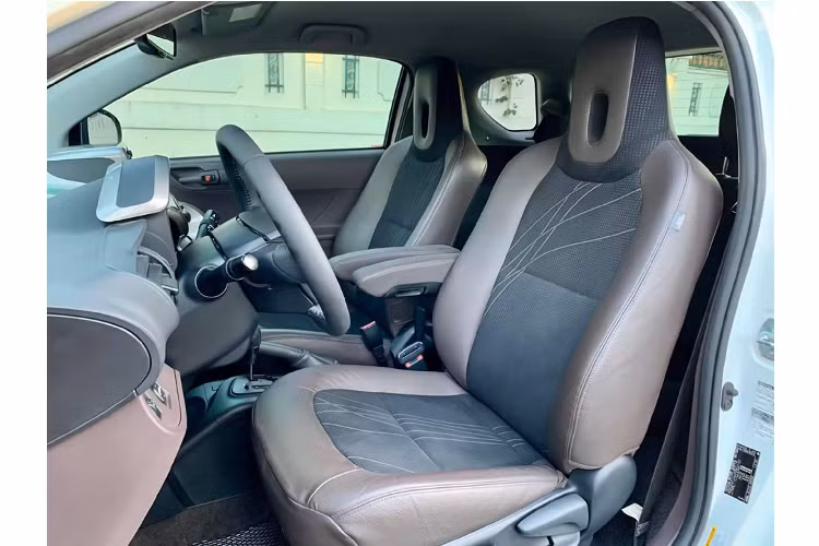 Nội thất Toyota iQ được thiết kế đơn giản hướng vào sự tiện dụng, vô lăng được dát phẳng đáy để tiết kiệm không gian để chân, trong khi bảng điều khiển trung tâm thiết kế đẩy sát về phía trước nhằm tối ưu không gian để chân cho người lái và hàng khách. Ghế ngồi bọc da pha vải được thiết kế siêu mỏng giúp tối ưu thêm không gian. Ngoài ra, nhằm tăng dung tích hành lý, hàng ghế sau có thể được gập phẳng theo tỷ lệ 50:50.