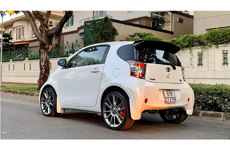 Nếu như những chiếc xe hạng A chưa đủ nhỏ gọn và độc đáo, thì chiếc Toyota iQ đời cũ này rất hấp dẫn các chị em nhờ thiết kế xinh xắn và kiểu dáng nhỏ gọn với kích thước (DxRxC) lần lượt: 2.985 x 1.680 x 1.500mm, đi cùng với chiều dài cơ sở 2.000mm, tức ngắn hơn gần nửa mét so với một chiếc Toyota Wigo (2.455mm)