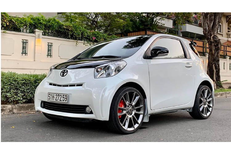 Nếu có chị em nào cần tư vấn tìm mua một chiếc xe cỡ nhỏ độc đáo “xe cho mợ đi chợ” với số tiền đâu đó khoảng 700 triệu, thì chắc chắn chiếc Toyota iQ đời 2010 này là một gợi ý đầu tiên.