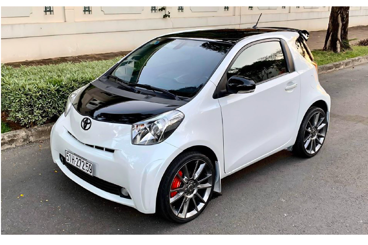 Tùy thuộc vào phiên bản, Toyota iQ sử dụng động cơ dầu hoặc xăng 3cyl 1.0 L hay 4cyl dung tích 1.4L kết hợp với hộp số tự động vô cấp (CVT) hay sàn 5 hoặc 6 cấp, đi cùng với hệ dẫn động cầu trước. Giá xe Toyota iQ dùng 10 năm trong bài viết này được chào bán tới 678 triệu đồng.