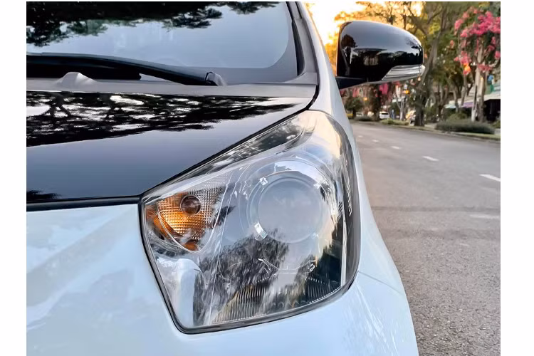 Để giúp ngoại hình chiếc Toyota iQ thêm năng động và mang chất chơi hơn, chủ xe đã vô “dàn chân” bộ mâm cỡ lớn thay cho bộ mâm 16 inch nguyên bản, đi cùng với kẹp phanh “heo dầu” màu đỏ nổi bật đầy sự hấp dẫn.