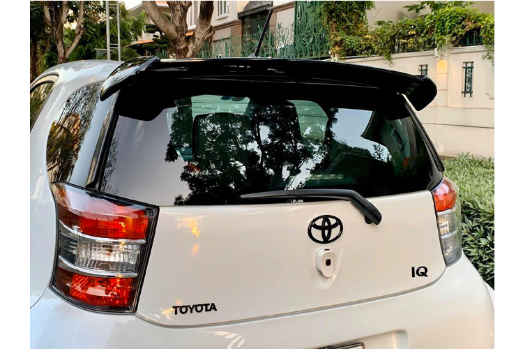 Toyota iQ mang thiết kế trẻ trung đầy sự tinh tế, phần đầu xe cụm đèn pha được đặt sâu vào nắp ca-pô với những đường gân nhẹ nhàng đầy hấp dẫn. Khi nhìn ngang tạo hình chữ “V” kéo dài từ đầu xe ra phía sau.