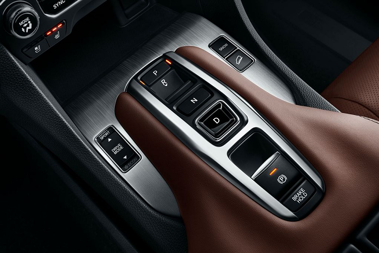 Hai động cơ này lần lượt “đá cặp” với hộp số CVT và hộp số tự động 9 cấp. Hệ dẫn động được trang bị là loại 4 bánh toàn thời gian AWD.