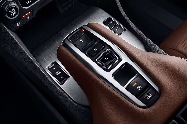 Hai động cơ này lần lượt “đá cặp” với hộp số CVT và hộp số tự động 9 cấp. Hệ dẫn động được trang bị là loại 4 bánh toàn thời gian AWD.