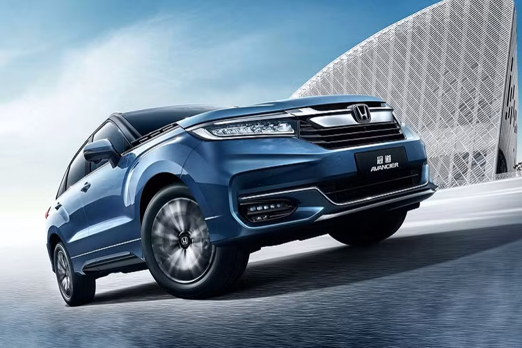 Bỏ qua những câu chuyện bên lề, Honda mới đây đã chính thức giới thiệu phiên bản facelift 2020 của Avancier với một số thay đổi trực quan. Các sửa đổi này bao gồm các thanh lưới tản nhiệt nằm ngang thay vì dạng tổ ong như trước, các bộ cản góc cạnh hơn, hệ thống 4 ống xả kiểu mới, cụm đèn hậu dạng LED tân thời và bộ mâm hợp kim với thiết kế mới.