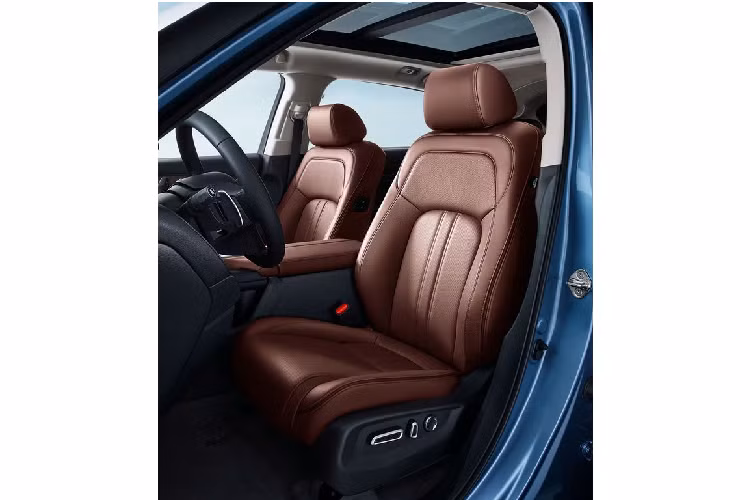 Động cơ của xe vẫn giữ nguyên với 2 lựa chọn là máy 4 xy lanh 1.5 lít Turbo, sản sinh công suất cực đại 193 mã lực hoặc động cơ 4 xy lanh 2.0 lít Turbo, đi kèm với sức mạnh 272 mã lực.