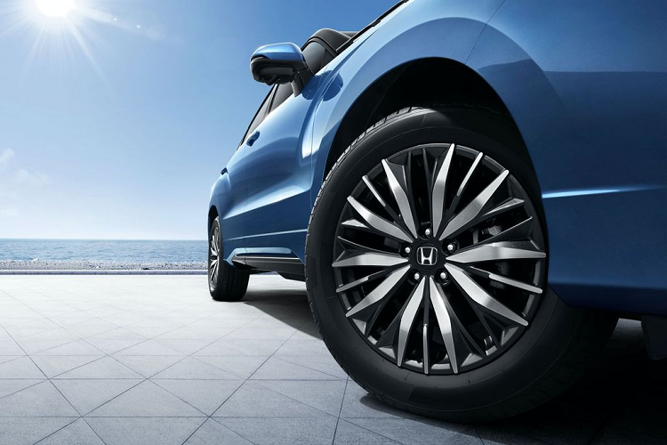 Bước vào bên trong, Honda Avancier 2020 sẽ có thêm một số lựa chọn về các bề mặt trang trí và chất liệu hoàn thiện, cũng như hệ thống thông tin giải trí Honda Connect 2.0 mới. Các trang bị nội thất dường như không có nhiều thay đổi trực quan tuy nhiên đã được nhà sản xuất nâng cấp cấu hình.