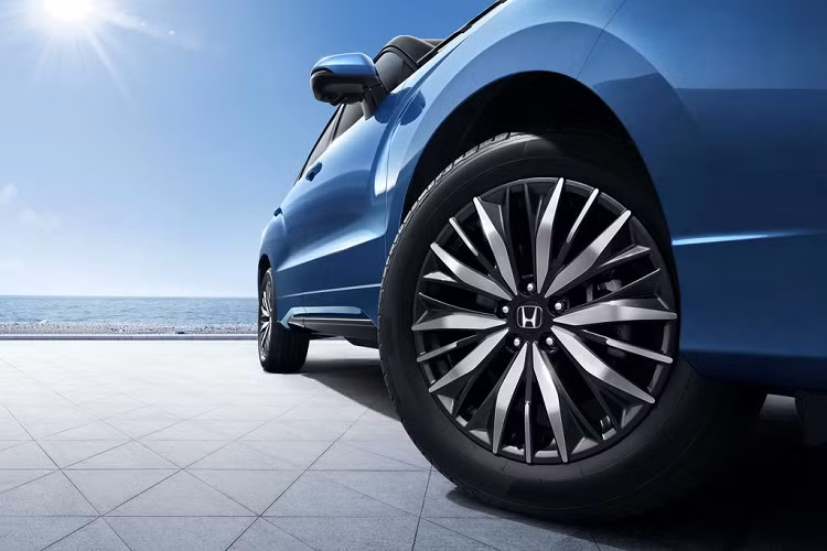 Bước vào bên trong, Honda Avancier 2020 sẽ có thêm một số lựa chọn về các bề mặt trang trí và chất liệu hoàn thiện, cũng như hệ thống thông tin giải trí Honda Connect 2.0 mới. Các trang bị nội thất dường như không có nhiều thay đổi trực quan tuy nhiên đã được nhà sản xuất nâng cấp cấu hình.