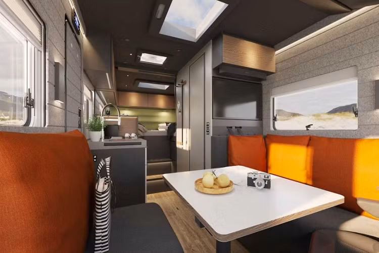 Không có gì nhiều để nói về ngoại thất của iSmove. Nó cơ bản là một chiếc xe cắm trại trông giống như một chiếc minibus mang hình dáng vuông vắn mà được chế tạo trên khung gầm Fiat Ducato. Tuy nhiên, nội thất của xe tỏ ra thú vị hơn nhiều, bắt đầu với những bức tường và tủ đồ có thể thu vào/mở ra một cách tự động của iSmove hoàn toàn mới.