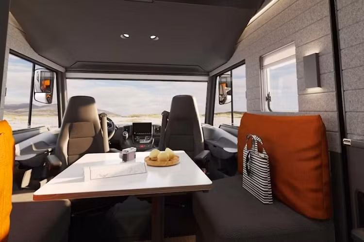 Phía trên khu vực ghế lái còn có một chiếc giường nâng lên/hạ xuống