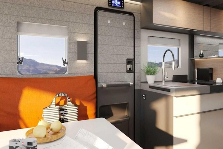 Những tính năng tuyệt vời khác của iSmove là không gian bếp mà có thể biến hình theo vài cách khác nhau, cũng như giường ngủ nâng lên cao và phòng tắm cực tân tiến mà kết hợp hai phòng làm một. Thật khó có thể miêu tả hết bằng lời khả năng biến hình của iSmove.