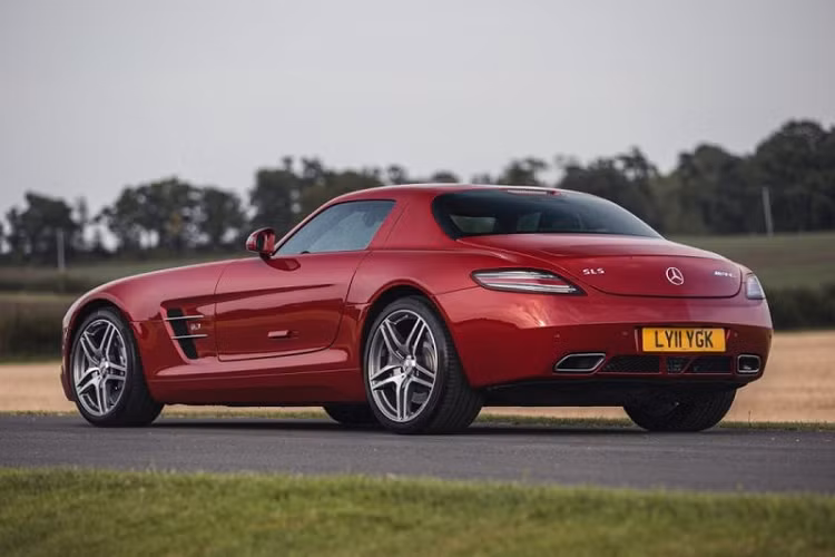 Tổng thể chiếc xe còn rất mới, thậm chí nhiều người còn cho rằng xe còn cả mùi xe mới vì mới chỉ chạy 11.129 km trong suốt gần 10 năm rời nhà máy.