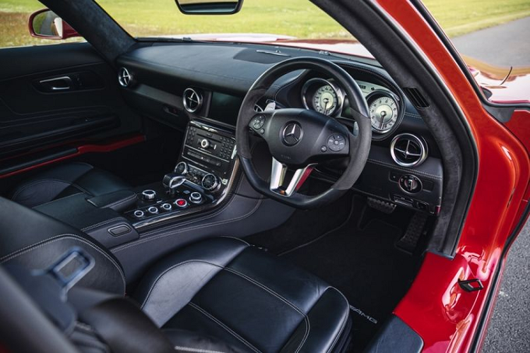 Xe có ngoại thất màu đỏ và nội thất bọc da màu đen, kết hợp với bộ la-zăng bạc 5 chấu kép nguyên bản và đủ loại tính năng hiện đại, từ hệ thống thông tin giải trí, định vị vệ tinh, điều khiển nhiệt độ và ghế nhớ vị trí, đến đèn pha bi-xenon, camera lùi và cảm biến đỗ xe.