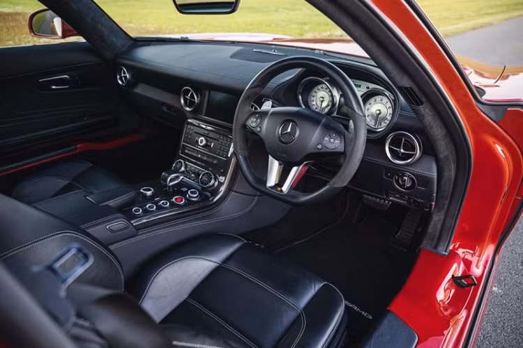 Xe có ngoại thất màu đỏ và nội thất bọc da màu đen, kết hợp với bộ la-zăng bạc 5 chấu kép nguyên bản và đủ loại tính năng hiện đại, từ hệ thống thông tin giải trí, định vị vệ tinh, điều khiển nhiệt độ và ghế nhớ vị trí, đến đèn pha bi-xenon, camera lùi và cảm biến đỗ xe.