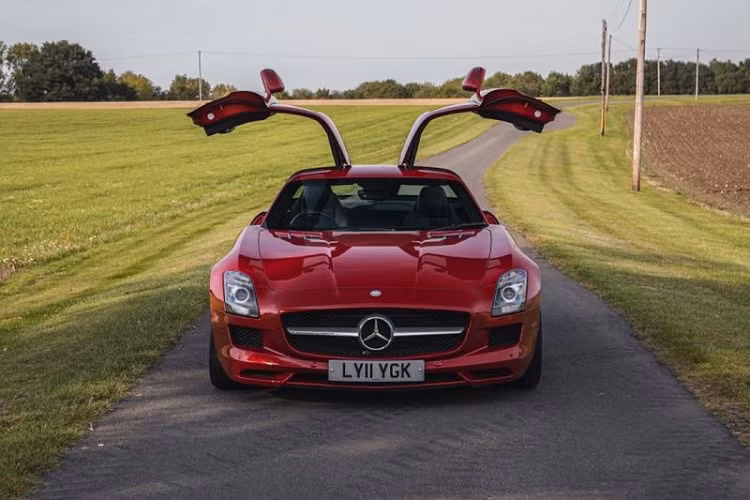 Chiếc Mercedes-Benz SLS AMG hàng hiếm được bảo dưỡng lần cuối vào tháng 9, vì vậy chủ nhân tương lai của xe chỉ phải lo thủ tục giấy tờ là có thể cùng chiếc xe vi vu trên đường.