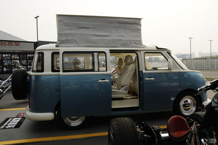 Đối với không gian nội thất, Summer nhái Volkswagen T1 ở Trung Quốc có bọc da màu kem lên ghế ngồi, mặp táp lô, cụm điều khiển trung tâm, và ốp cửa trong. Nằm trước mặt tài xế là một bảng đồng hồ kỹ thuật số nhỏ trong khi nằm giữa mặt táp lô là một màn hình thông tin giải trí lớn. Nói một cách khác, nội thất xe mang hơi hướng hiện đại, tiện nghi chứ không cổ như vẻ ngoài.