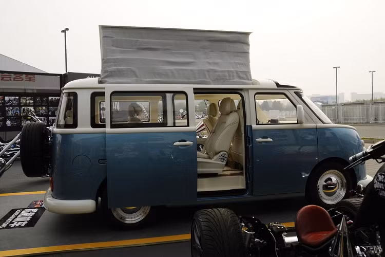 Đối với không gian nội thất, Summer nhái Volkswagen T1 ở Trung Quốc có bọc da màu kem lên ghế ngồi, mặp táp lô, cụm điều khiển trung tâm, và ốp cửa trong. Nằm trước mặt tài xế là một bảng đồng hồ kỹ thuật số nhỏ trong khi nằm giữa mặt táp lô là một màn hình thông tin giải trí lớn. Nói một cách khác, nội thất xe mang hơi hướng hiện đại, tiện nghi chứ không cổ như vẻ ngoài.