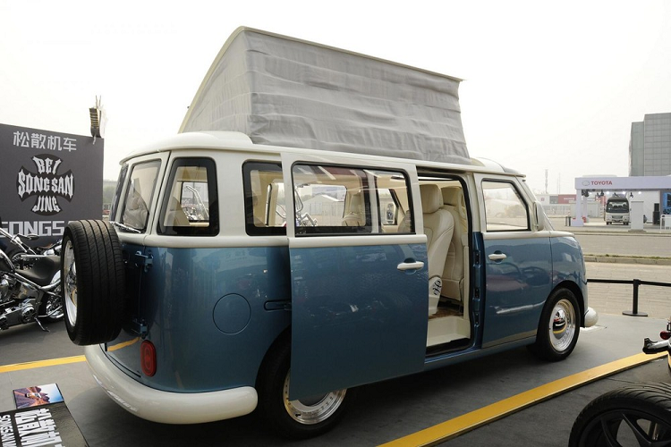 Bên cạnh đó, Songsan Motors Summer còn sử dụng hệ truyền động hybrid thay vì chỉ động cơ đốt trong truyền thống. Hàng thứ hai có trang bị ghế cơ trưởng mà có thể xoay ngược lại, trong khi phần giữa hai ghế có thể gập xuống và lộ ra 4 ô đặt cốc. Xe cũng có hàng ghế thứ ba phù hợp 3 người ngồi. Do vậy, cấu hình ghế ngồi của Summer là 2+2+3.