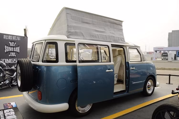 Bên cạnh đó, Songsan Motors Summer còn sử dụng hệ truyền động hybrid thay vì chỉ động cơ đốt trong truyền thống. Hàng thứ hai có trang bị ghế cơ trưởng mà có thể xoay ngược lại, trong khi phần giữa hai ghế có thể gập xuống và lộ ra 4 ô đặt cốc. Xe cũng có hàng ghế thứ ba phù hợp 3 người ngồi. Do vậy, cấu hình ghế ngồi của Summer là 2+2+3.