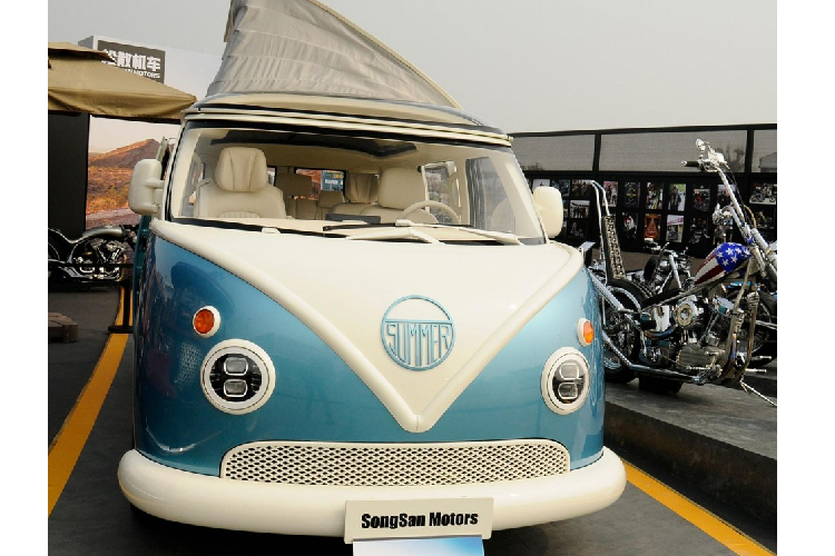 Songsan Motors còn lắp cho chiếc MPV này một bộ la-zăng cổ điển và một bộ cửa trượt phía sau. Phía đuôi xe là một bánh xe dự phòng và cửa hậu nhỏ. Songsan Motors thừa nhận nguồn cảm hứng từ những mẫu xe phương Tây cổ điển đối với mỗi sản phẩm của mình. Một điểm khác biệt của Songsan Motors Summer là phần nóc có thể nâng lên cao, tạo thành một phần mái vòm mà cho phép hành khách có thể đứng thẳng người và nhìn ngắm qua cửa sổ trời.