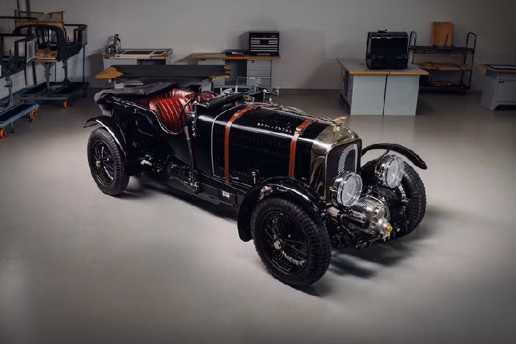 Phục sinh những chiếc xe cổ điển bằng công nghệ hiện đại để tôn vinh di sản vinh quang của mình là một việc không lạ đối với những thương hiệu xe nổi tiếng, giàu lịch sử. Đối với Bentley gần đây, đó chính là dự án “Blower Continuation Series” chiếc xe Betley Blower đời 1929, được thực hiện bởi bộ phận Bentley Mulliner.