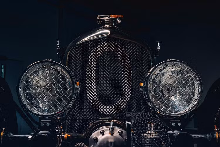 Trên thực tế, đối với mỗi chiếc xe, 1.846 bộ phận riêng lẻ đã phải được thiết kế lại trong không gian kỹ thuật số, 230 bộ phận trong số đó là dạng lắp ráp, bắt đầu từ động cơ. Cộng thêm tất cả các bộ phận sửa chữa và trang trí nội thất, và số lượng liền tăng lên đến vài nghìn.