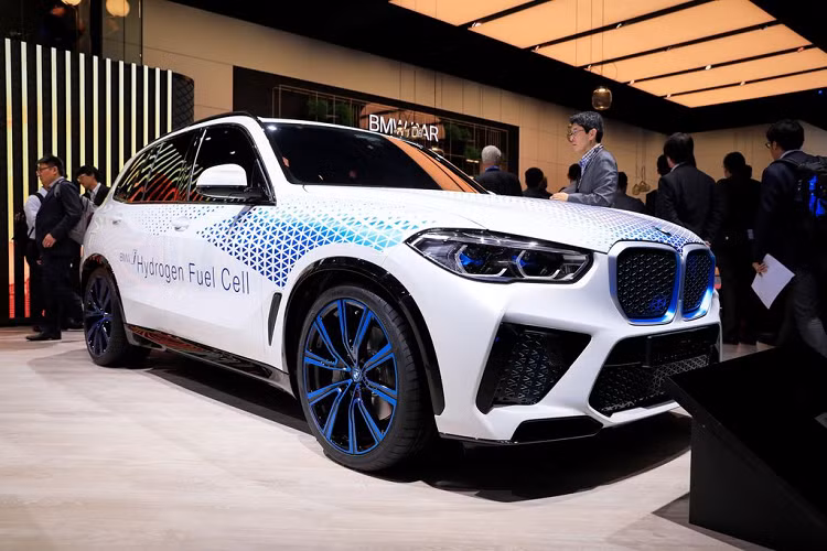 Từng được “nhá hàng” với chiếc i Next Hydrogen Concept tại Triễn lãm ôtô Frankfurt 2019, chiếc xe được giới thiệu với mức công suất cực đại 369 mã lực. Đặc biệt, quá trình nạp hydro cho BMW X5 sẽ chỉ mất từ 3 đến 4 phút trong khi lượng khí thải của mẫu xe này sẽ chỉ là hơi nước.