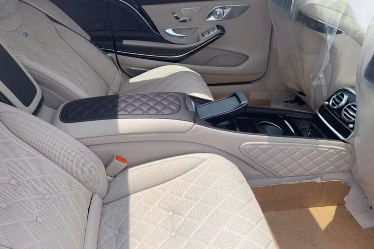 Bước vào không gian nội thất, chiếc Mercedes-Maybach S 560 "Duo tone" đầu tiên tại Việt Nam sở hữu sự pha trộn giữa hai gam màu nâu và be tinh tế.