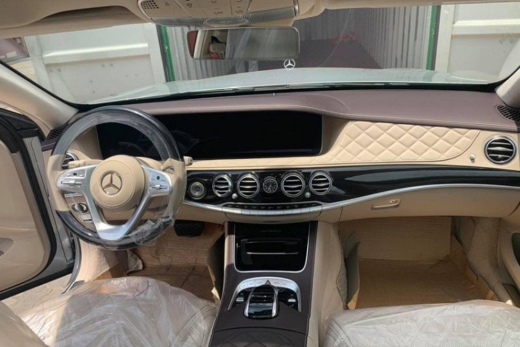 Một vài trang bị ngoại thất có thể kể tới như mặt ca-lăng đặc trưng của Maybach, cụm đèn chiếu sáng công nghệ Multibeam LED hiện đại, mâm xe 20 inch đa chấu tạo hình chiếc khiên sang trọng. Giá bán ước tính của chiếc Mercedes-Maybach S 560 này vào khoảng 14 tỷ đồng.