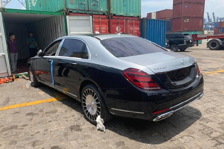 Về truyền động, Mercedes-Maybach S 560 sử dụng khối động cơ V8 tăng áp kép 4.0L, sản sinh công suất tối đa 469 mã lực và 700 Nm mô-men xoắn cực đại. Đi kèm với hộp số tự động 9 cấp và hệ dẫn động 4 bánh, hệ thống treo khí nén Air Matic.