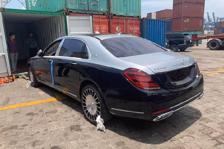 Về truyền động, Mercedes-Maybach S 560 sử dụng khối động cơ V8 tăng áp kép 4.0L, sản sinh công suất tối đa 469 mã lực và 700 Nm mô-men xoắn cực đại. Đi kèm với hộp số tự động 9 cấp và hệ dẫn động 4 bánh, hệ thống treo khí nén Air Matic.