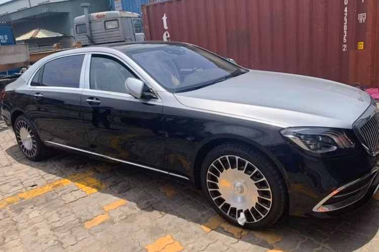 Mới đây, một đại lý tư nhân chuyên nhập khẩu xe sang đã đưa về nước chiếc Mercedes-Maybach S 560 2020 mới với màu sơn "Duo tone" nguyên bản đầu tiên tại Việt Nam. Tất nhiên, để có được màu sơn vô cùng đặc biệt này ngay từ nhà máy của Mercedes-Benz, chủ nhân phải chi ra số tiền cho tuỳ chọn lên tới 22.000 USD (khoảng 516 triệu đồng), tương đương với một chiếc xe sedan phân khúc thuộc B.