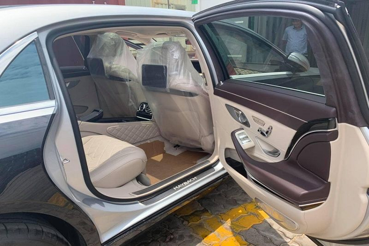 Các trang bị như đèn viền nội thất 64 màu, 4 ghế có chức năng massage, sưởi và làm mát, kính cách âm đổi màu chống tia UV, bệ đỡ chân cho hàng ghế sau, hệ thống giải trí với âm thanh vòm Burmester high-ends... đều hiện diện đầy đủ trên chiếc xe siêu sang này.